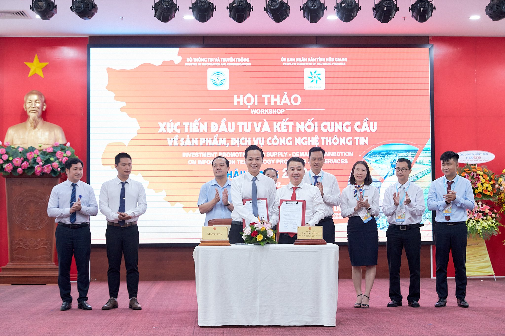 NextX ký kết biên bản hợp tác triển khai chuyển đổi số sản phẩm Make in Vietnam với Sở TT&TT tỉnh Hậu Giang dưới sự chứng kiến của Thứ trưởng Bộ TT&TT Phạm Đức Long
